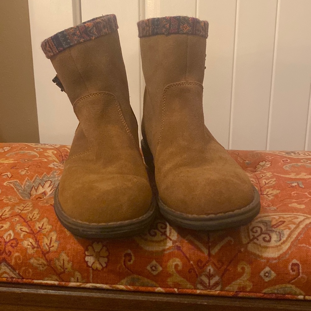 Women’s lamo size 7 suede bootie. Worn only a few times.